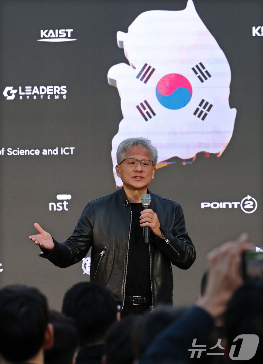 젠슨 황 엔비디아 최고경영자(CEO)가 8일 서울 중구 신라호텔에서 열린 '엔비디아 코리아 AI 에코시스템 리셉션'에서 연설하고 있다.(공동취재) 2026.6.8 ⓒ 뉴스1 김민지 기자