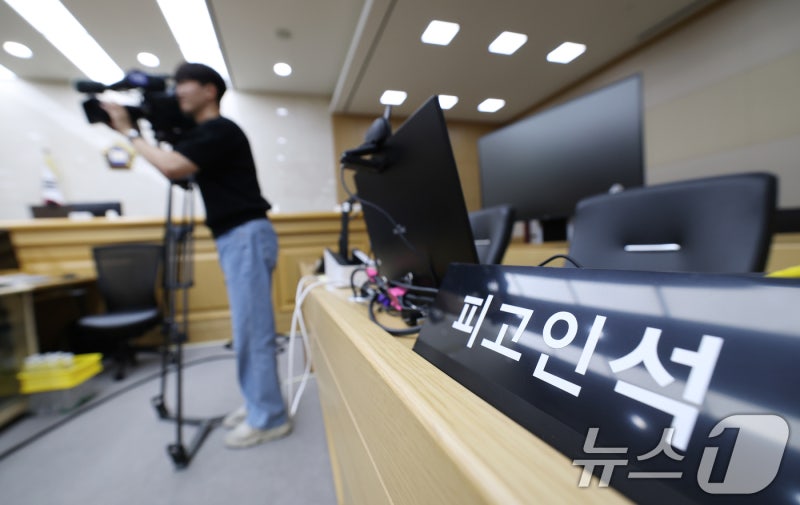 '이재명 쪼개기 후원' 정면충돌…이화영 국민참여재판 첫날 심야 설전(종합)