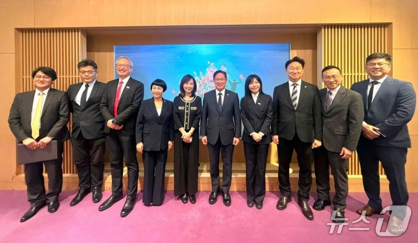 Deputy Minister Wu Zhuzhong meeting with Korean lawmakers visiting Taiwan on the 8th, including Kim Jae-won from the National Innovation Party (fourth from left), Park Soo-young from the People Power Party (sixth), and Kwak Sang-eon from the Democratic Party (eighth). (Taiwan Ministry of Foreign Affairs website)