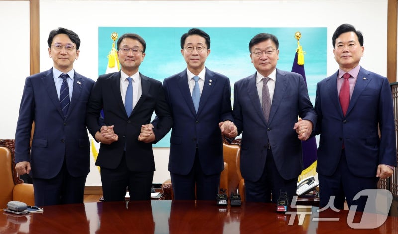국회의장-여야 원내대표 <b>회동</b>