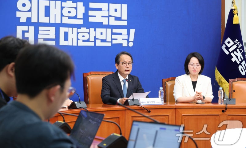 與 "<b>정청래</b>, <b>거취 숙고</b> 중…충분히 입장 정리·표명 때까지 기다려주길...