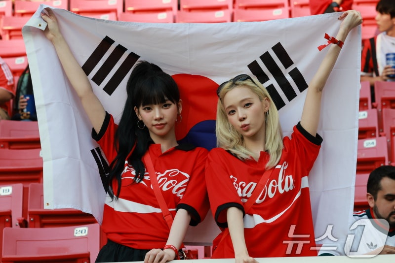 <b>카리나</b>·<b>윈터</b> '월드컵 현장 <b>응원</b>왔어요'