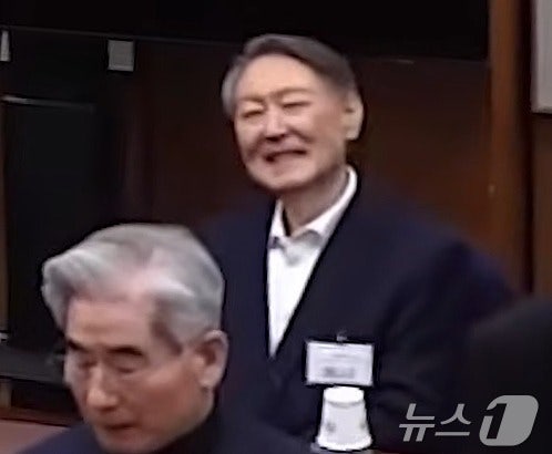 무너진 사령관, 웃음 보인 前대통령…법정서 엇갈린 표정