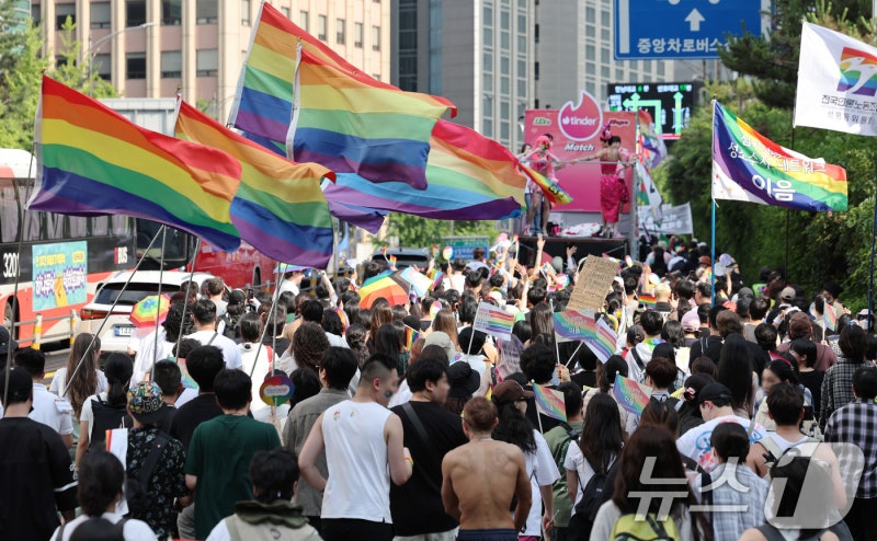 "무지개 세상" 서울 종각·을지로서 <b>퀴어</b>퍼레이드…인근서 반대 집회도