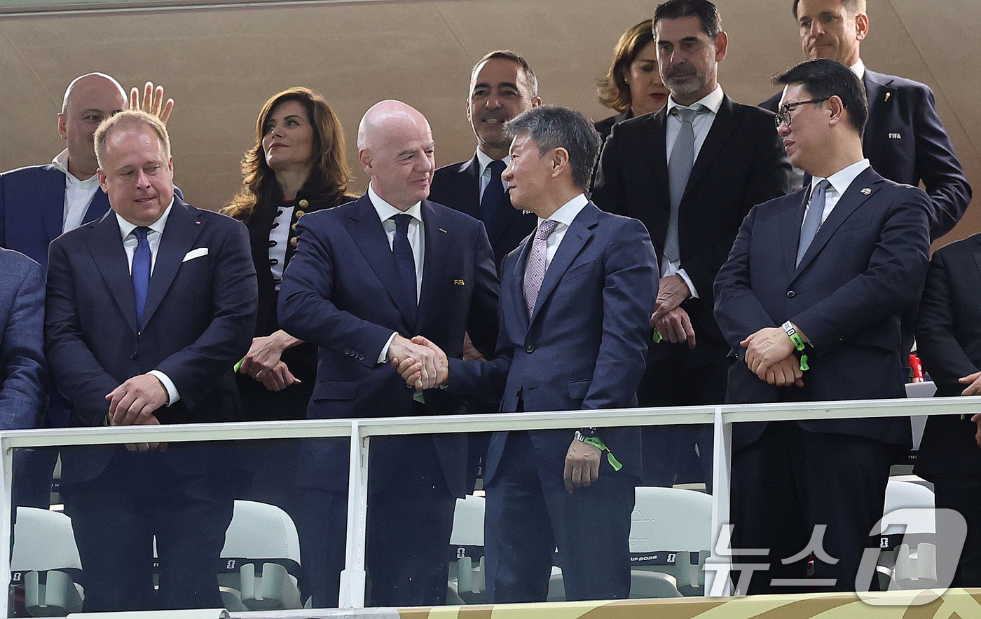 '<b>정몽규</b> 축구협회장 <b>징계요구</b>' <b>효력 정지</b>…집행<b>정지</b> 인용