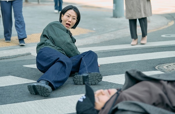 '<b>오십프로</b>' 오정세, 김신록 대신 차량에 치였다 '위기'
