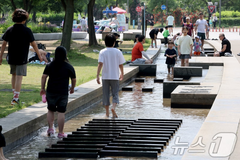 낮 최고 31도 한여름 더위…전국 곳곳 강한 <b>소나기</b> [오늘날씨]