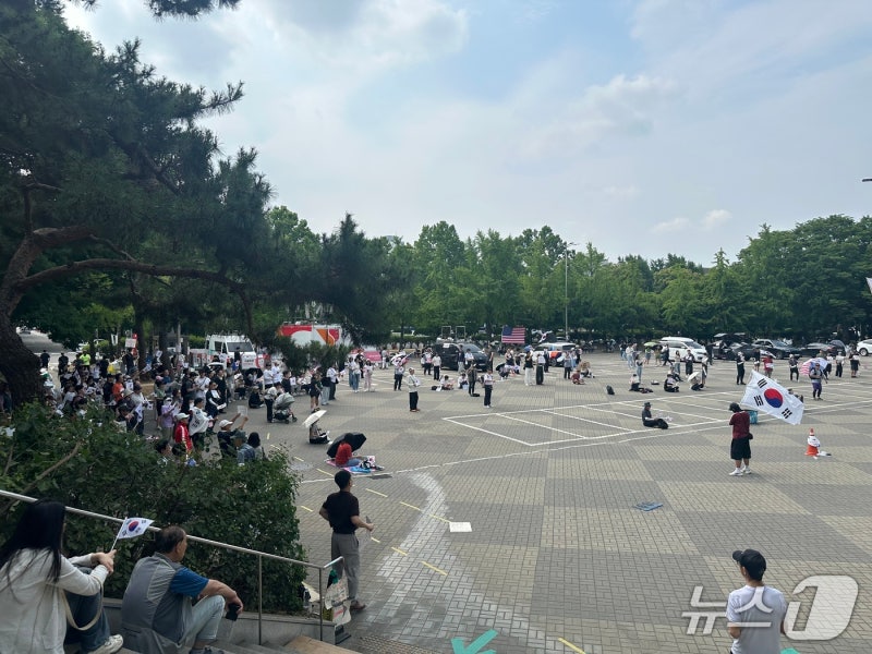 잠실 개표소 10일째 시위…"부정선거 재선거" 단식 농성까지