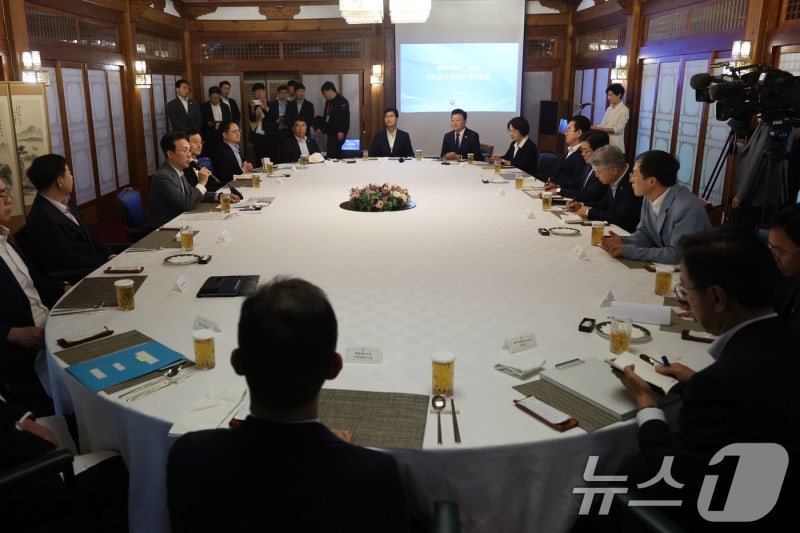 <b>김민석</b> 총리, 광역단체장 당선자들과 <b>간담회</b>