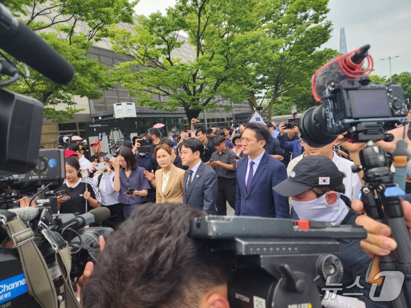 잠실개표소 봉쇄 13일째…與, "빨갱이 나가라" 시위대 반발에 철수