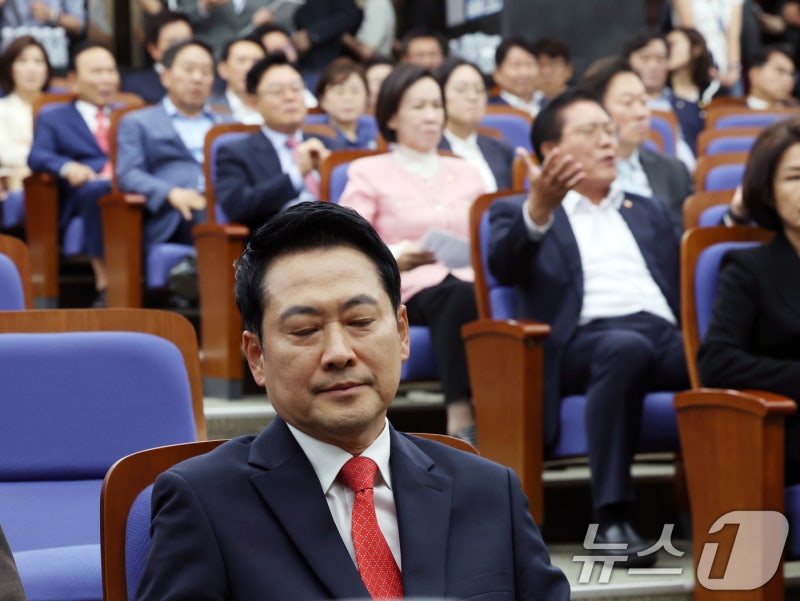 "찌질이" "대안 없는 미래" <b>국힘</b> 의총 장동혁 거취 등 두고 3시간 격론