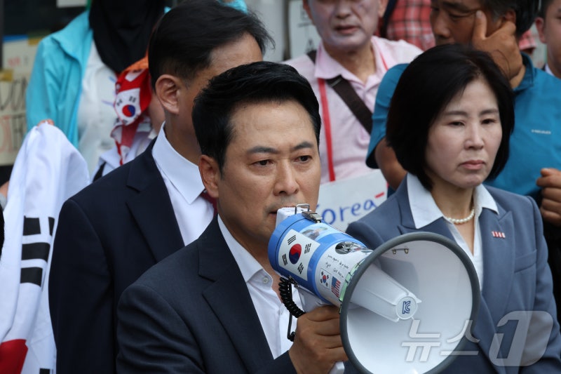 장동혁이 임명한 국힘 외신<b>대변인</b>…"오세훈 탐욕" "한동훈 개그맨"