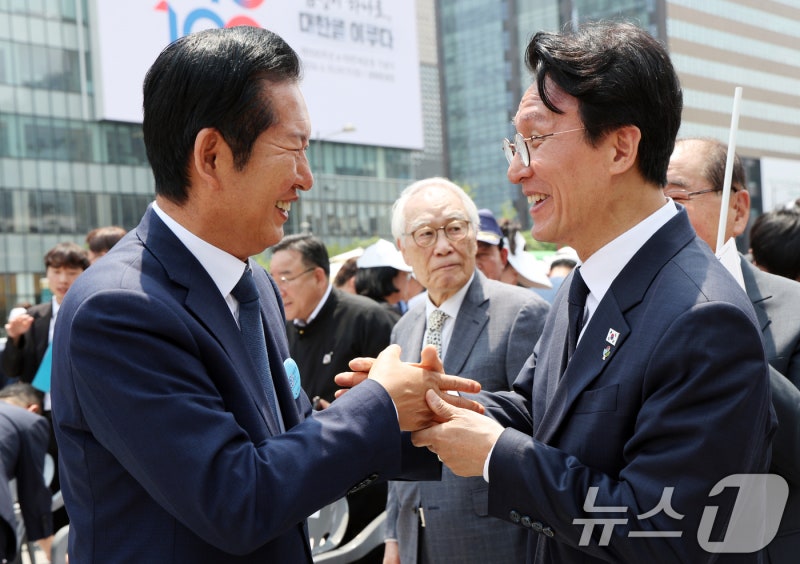 李대통령 귀국행사에 정청래·김민석 모두 참석…당청 갈등설 일단 봉합?