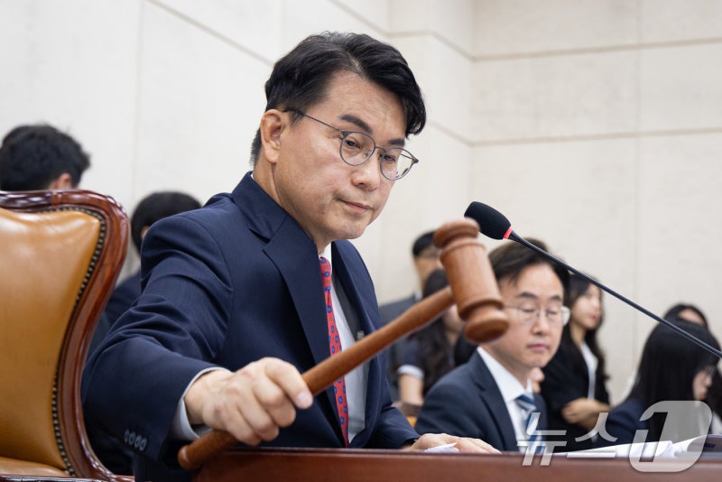 의사봉 두드리는 윤상현 위원장