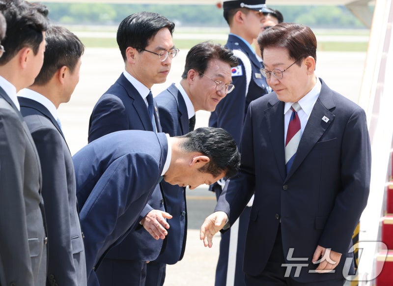 유럽순방서 귀국한 李대통령, 정청래 90도 인사에 "수고했습니다"
