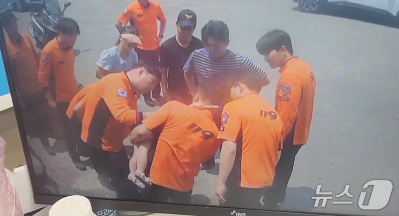 편의점 앞 꼬마 목에 사탕 걸려 캑캑…휴식 소방관이 하임리히법 구조