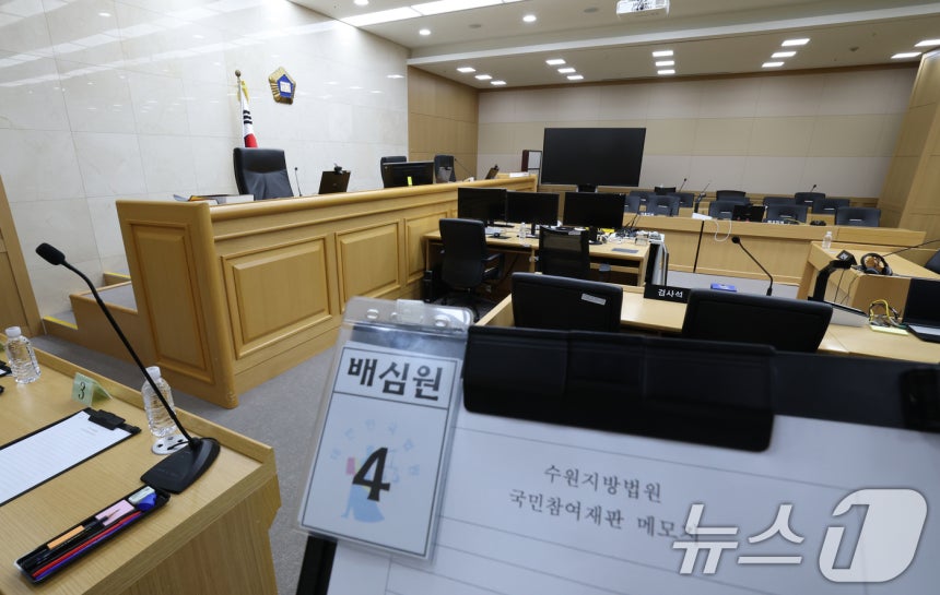 이화영 전 경기도 평화부지사의 이른바 '연어 술파티' 위증 등 혐의 사건 국민참여재판을 사흘 앞둔 5일 국민참여재판이 열릴 경기 수원시 영통구 수원지방법원 204호 대법정이 언론에 공개되고 있다.이 전 부지사 국민
