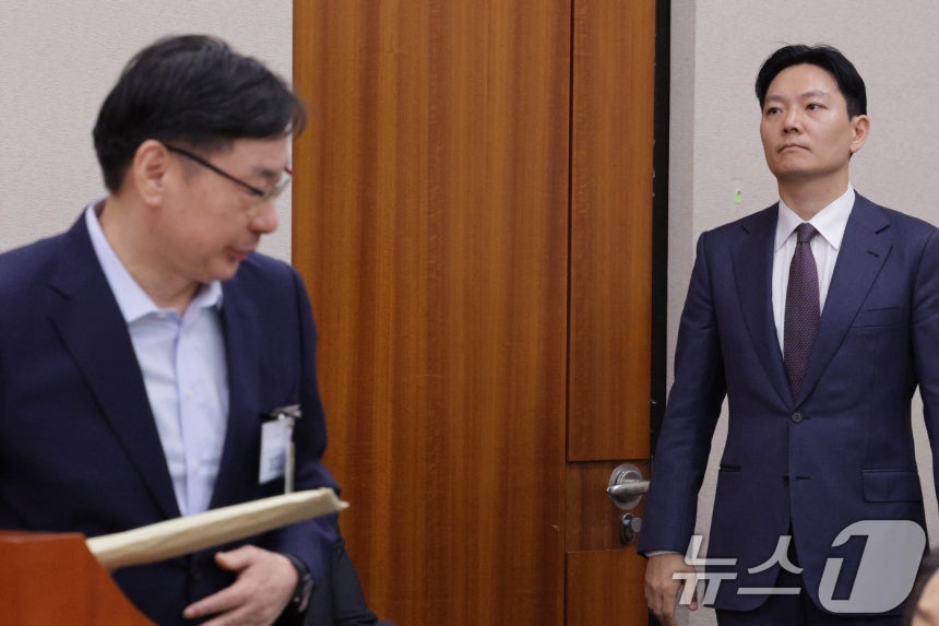 이화영 전 경기도 평화부지사(왼쪽)가 14일 서울 여의도 국회 법제사법위원회에서 열린 법무부 등에 대한 국정감사에서 의원 질의를 마친 후 자신의 대북 송금 사건을 수사했던 박상용 법무연수원 교수를 지나치고 있다.2
