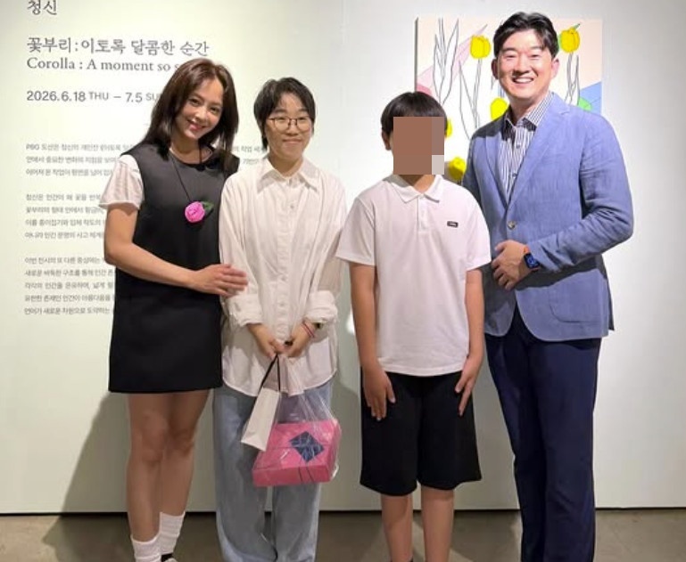 <b>강성연</b>, <b>재혼</b> 후 <b>가족</b> 모습 첫 공개…장민욱 원장·아들과 전시회 나들...