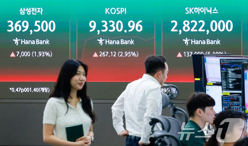 SK하닉, 삼전 시총 98%까지 추격…"2% 더 오르면 1위 바뀐다"