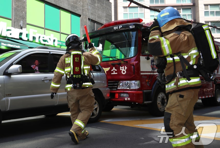 부산소방재난본부가 13일 부산 부산진구 한 아파트 인근 이면도로에서 긴급출동 통행 방해차량 강제처분 훈련을 하고 있다. 2026.5.13 ⓒ 뉴스1 윤일지 기자