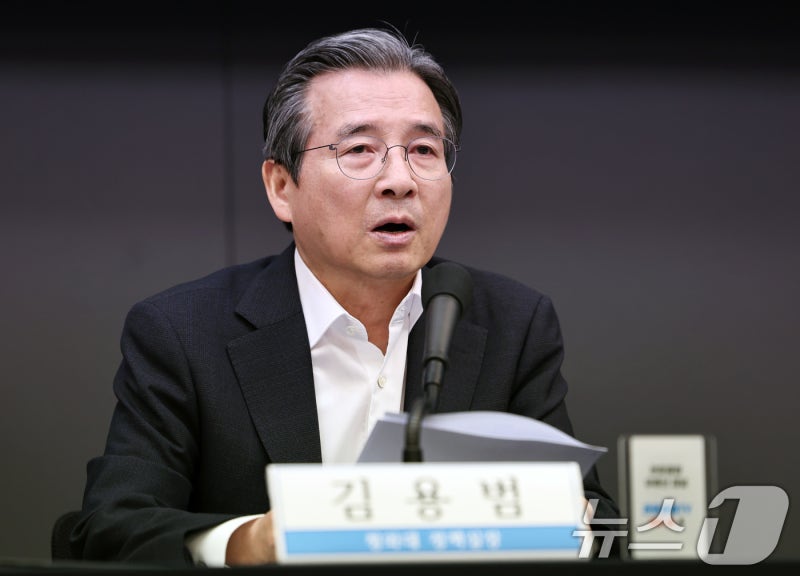 김용범 "주택, 닥치고 지어야…보유세, 맘카페 등 공개토론도"