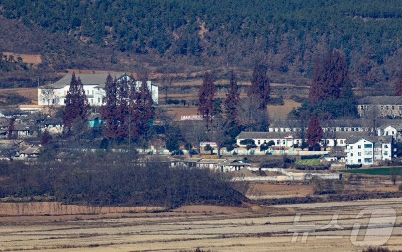 합참 "어젯밤 중부전선에서 북한군 1명 신병 확보"…귀순 가능성