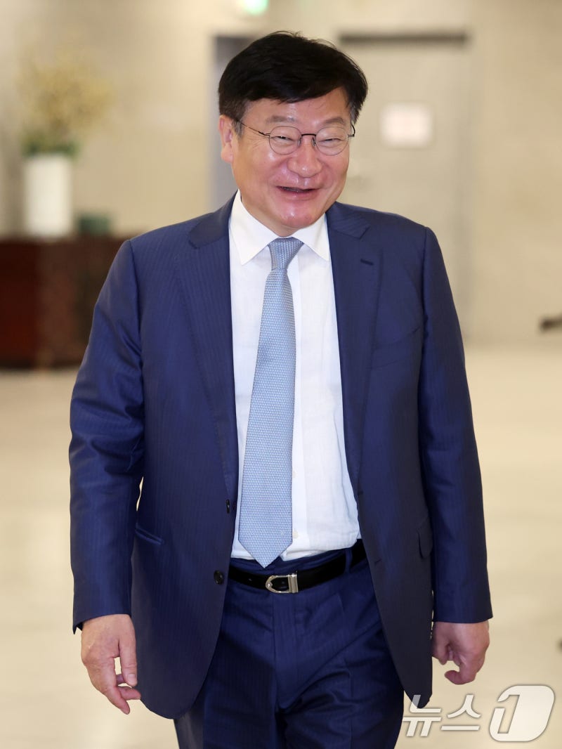 4선 의원과의 오찬 위해 이동하는 정점식 원내대표