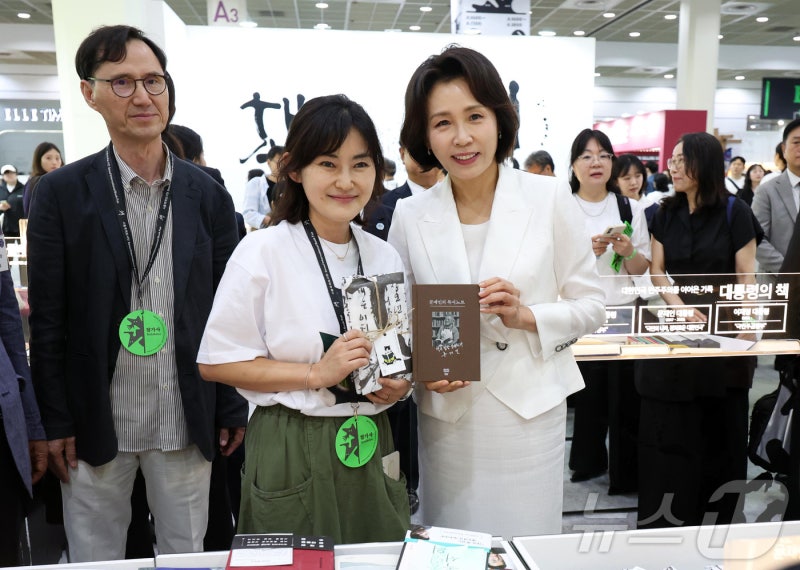 <b>서울국제도서전</b> 찾은 김혜경 "좋은 책 한권, 한 사람의 생각 바꾼다"