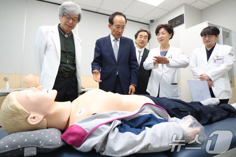 <b>추경호</b> 당선인, <b>영남대병원</b> 의과대학 임상수기센터 <b>방문</b>