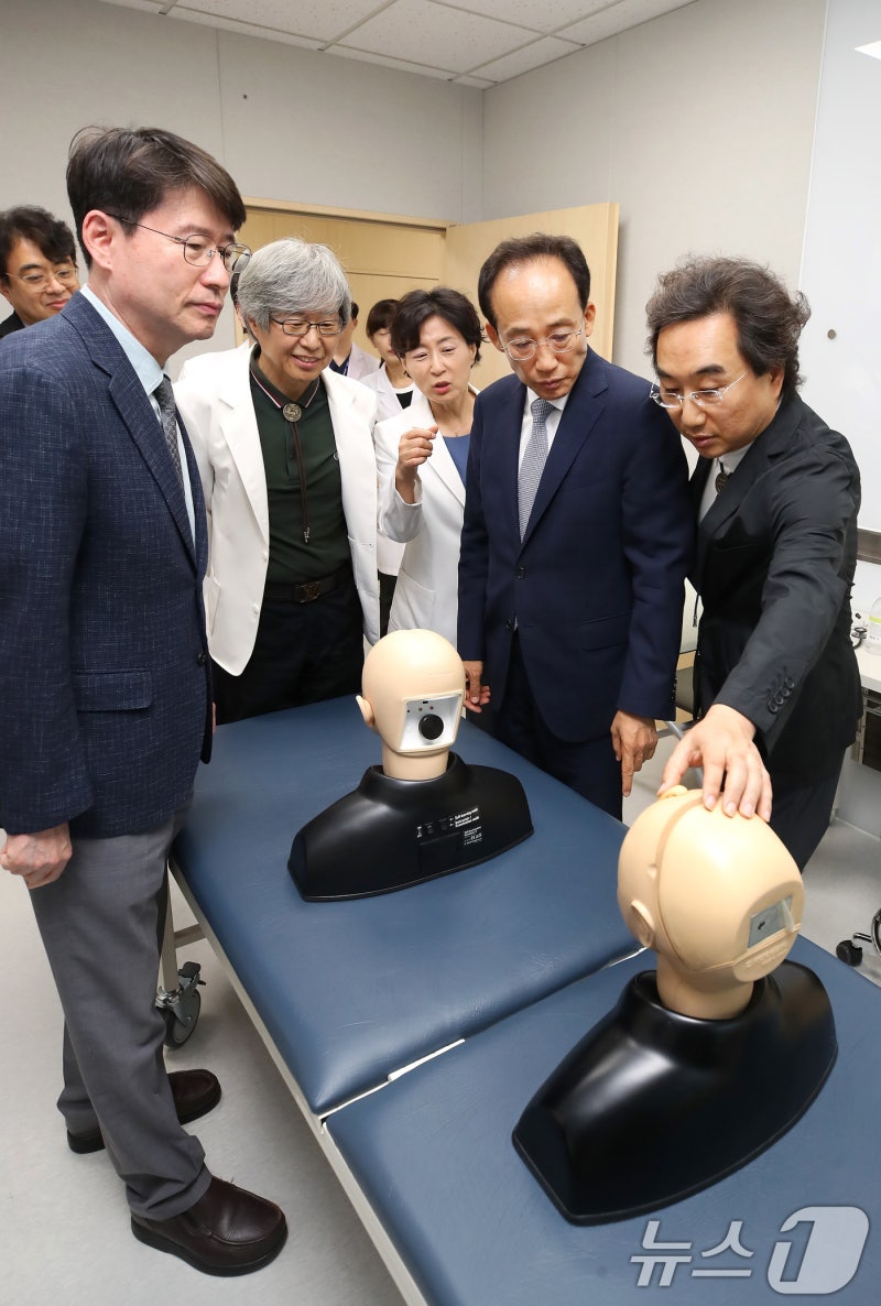 <b>추경호</b> 당선인, <b>영남대병원</b> 의과대학 임상수기센터 <b>방문</b>