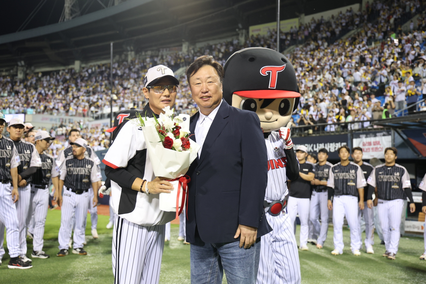 염경엽 LG 감독, 최고령 700승…롯데는 NC 잡고 7연승(종합)