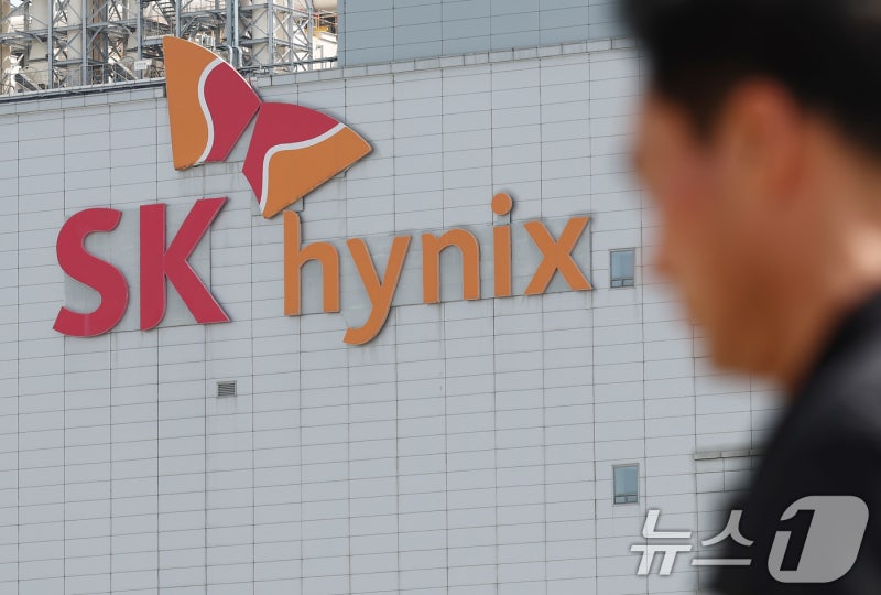 SK하이닉스 작년 이직률 0.9%…신입사원 초임 월 급여 450만원