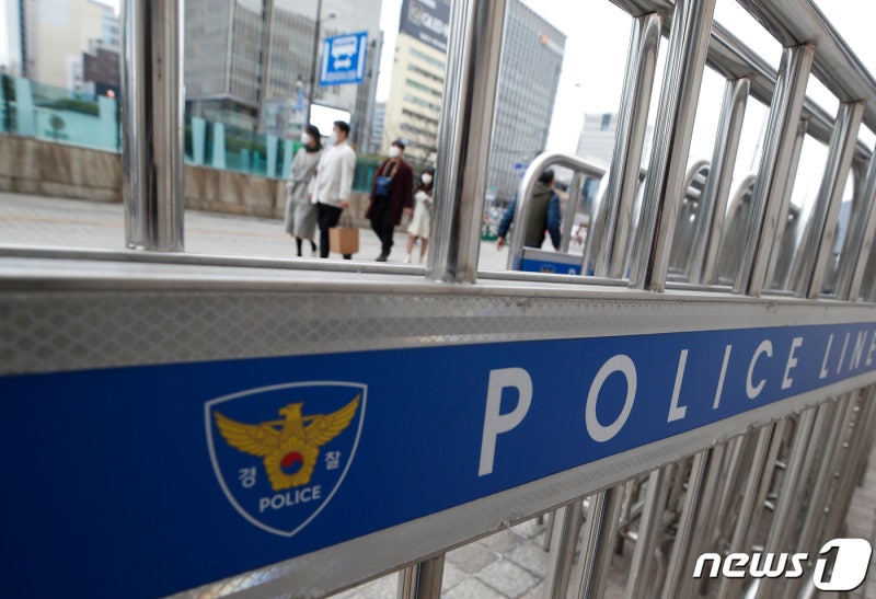광화문 <b>일민미술관</b>서 <b>흉기 난동</b>… 40대 남성 찌른 70대 용의자 추적