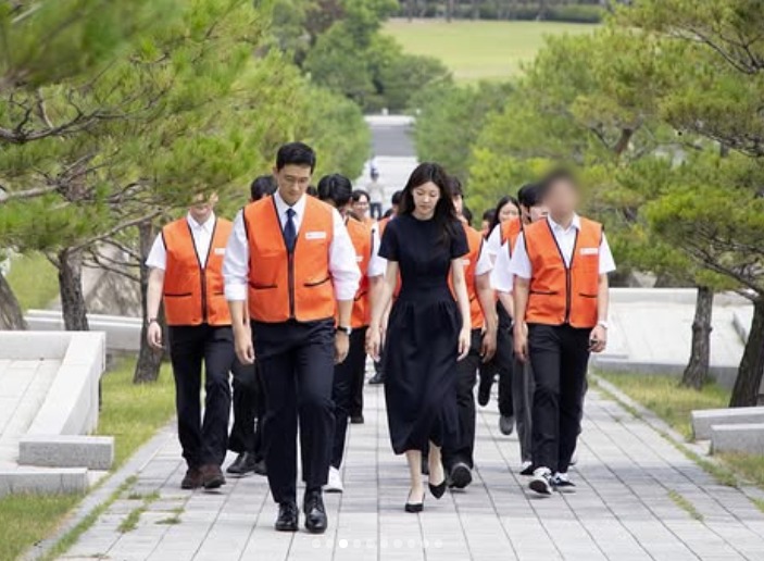 '호반그룹 며느리' <b>김민형</b> 전 아나, 남편과 현충원 봉사활동 [N샷]