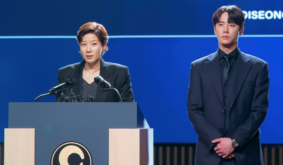 '<b>신입사원 강회장</b>' 이준영, 전혜진 옆에 섰다…회장 취임식 뜻밖의 투샷