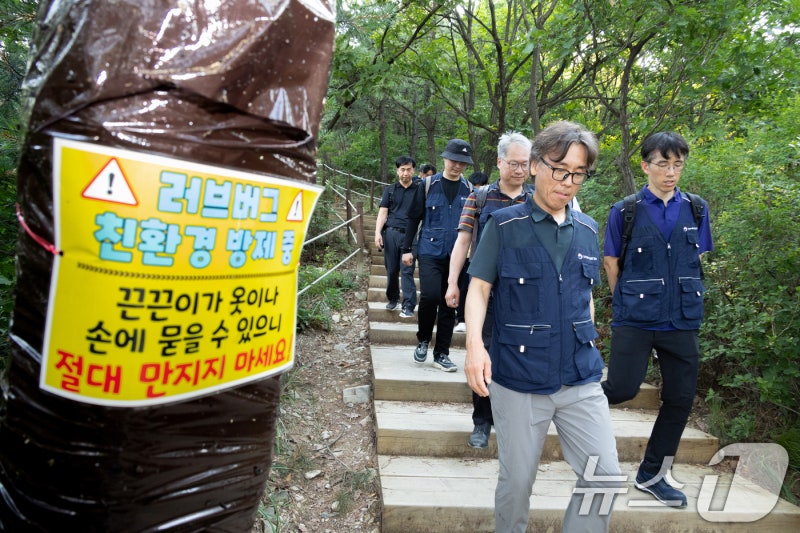 계양산 <b>러브버그</b> 방제 현장 점검 나선 금한승 기후부 1차관