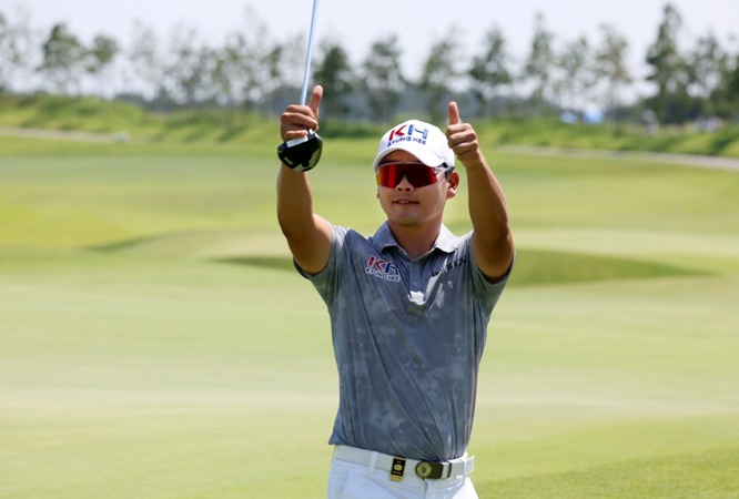 정한밀, 164번째 도전 끝 첫 우승…KPGA 군산CC오픈 정상