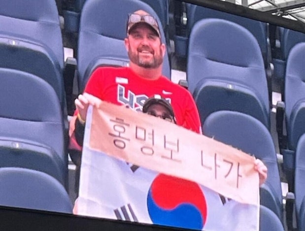 '홍명보 나가' LA 스타디움서 손팻말 든 외국인…대형 전광판에 그대로