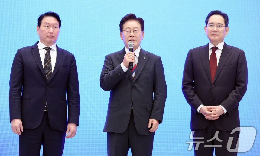 이재명 대통령이 29일 청와대 영빈관에서 열린 대한민국 대도약 3대 메가프로젝트 국민보고회에서 발언하고 있다.사진 왼쪽부터 최태원 SK그룹 회장,이 대통령,이재용 삼성전자 회장.2026.6.29 ⓒ 뉴스1 허