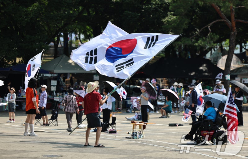 경찰, '<b>잠실 개표소</b> 연습용 <b>수류탄</b> 분실' 자원봉사자 조사