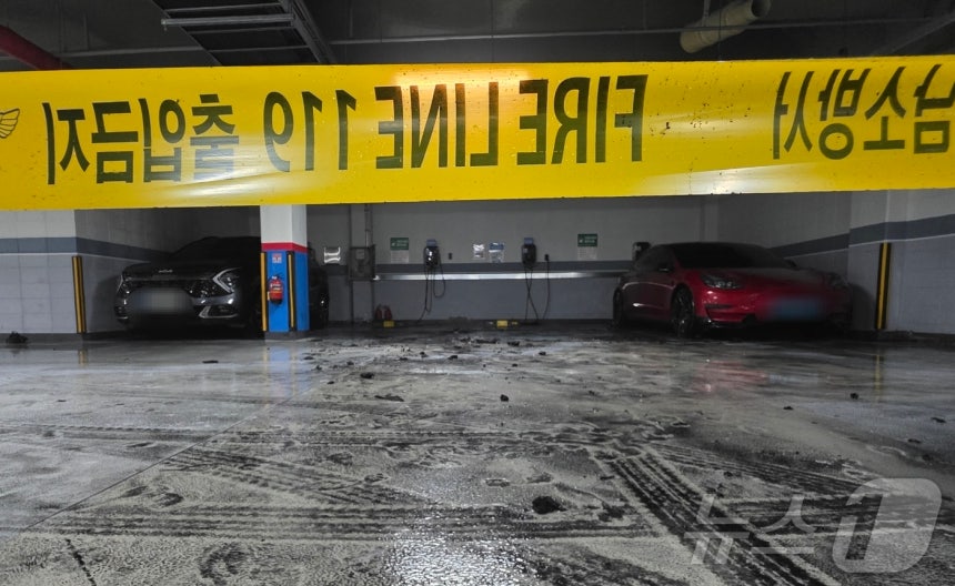 21일 충남 천안시 청당동의 한 아파트 지하주차장에서 충전 중이던 아이오닉5 전기차에 불이나 현장이 통제되고 있다. 2025.7.21 ⓒ 뉴스1 이시우 기자