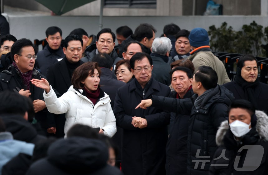 윤석열 대통령 체포영장 유효기간 마지막날이었던 지난해 1월 6일 서울 용산구 윤석열 대통령 관저 앞에서 국민의힘 나경원 의원과 김기현 의원이 논의를 하고 있다.2025.1.6 ⓒ 뉴스1 박세연 기자
