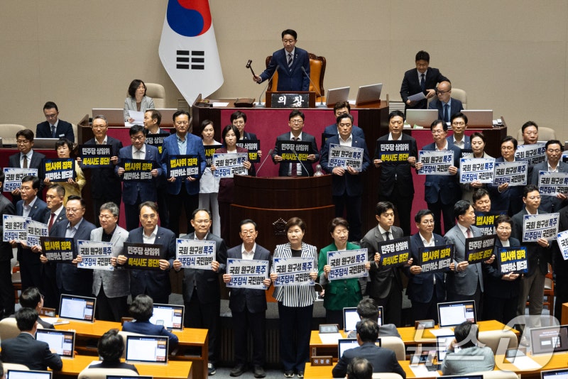 與, 끝내 11개 상임위원장 단독 선출…野는 보이콧 예고