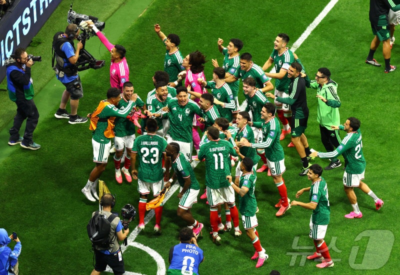한국 꺾었던 <b>멕시코</b>, 에콰도르 잡고 <b>16강</b>행…전경기 무실점 승리[월드컵...