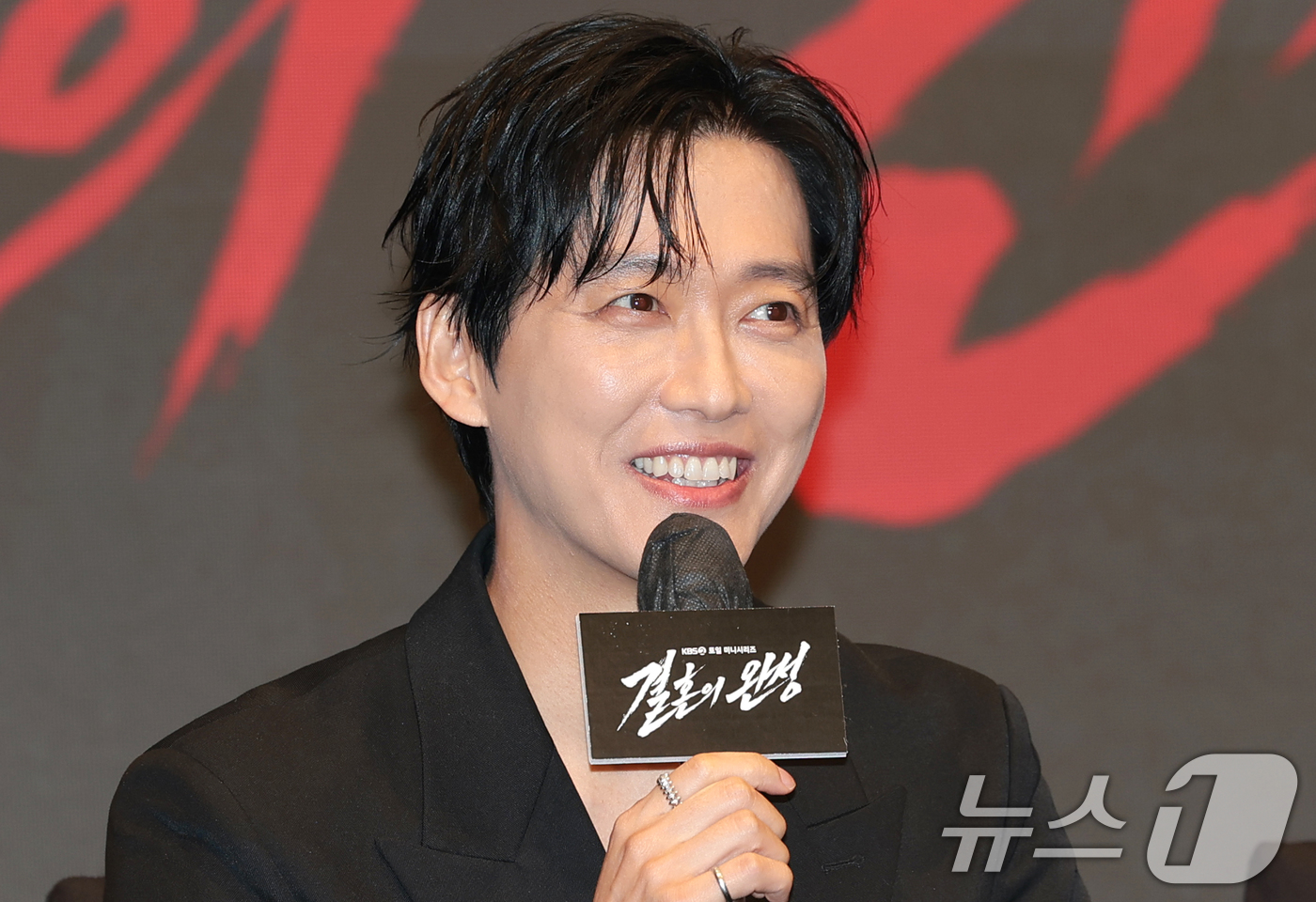 '<b>결혼의완성</b>' <b>남궁민</b> "경쟁작 '김부장' 재밌어…'김과장'보다 한수 위 씁...
