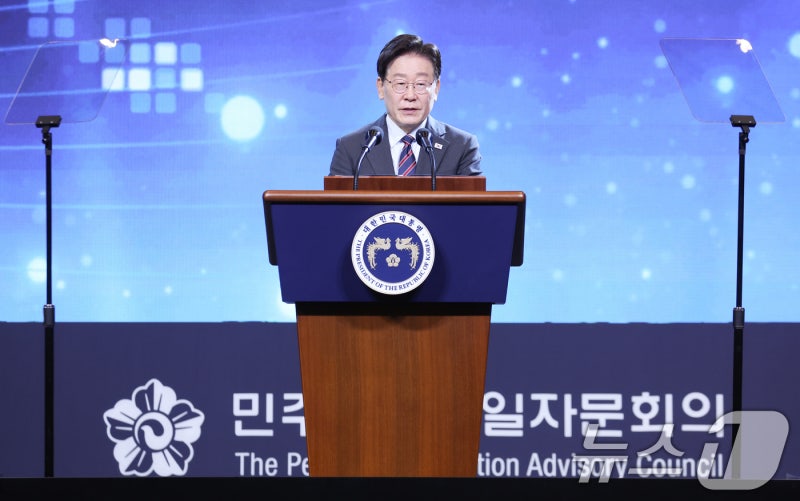 李<b>대통령</b> "남북 평화 이루면 더 큰 성과…北 <b>대문</b> 계속 두드려야"