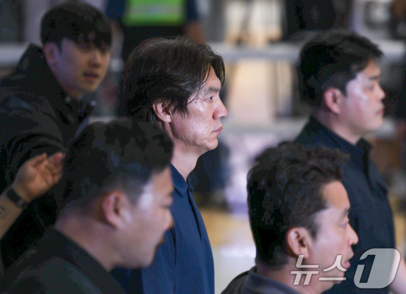 귀국 후 입 연 홍명보 감독 "손흥민 벤치 논란은 결과론일 뿐"