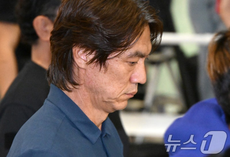 <b>홍명보</b> 감독 '이틀 만에 돌연 출국'…특별감사·경찰 수사 등 차질 불가...