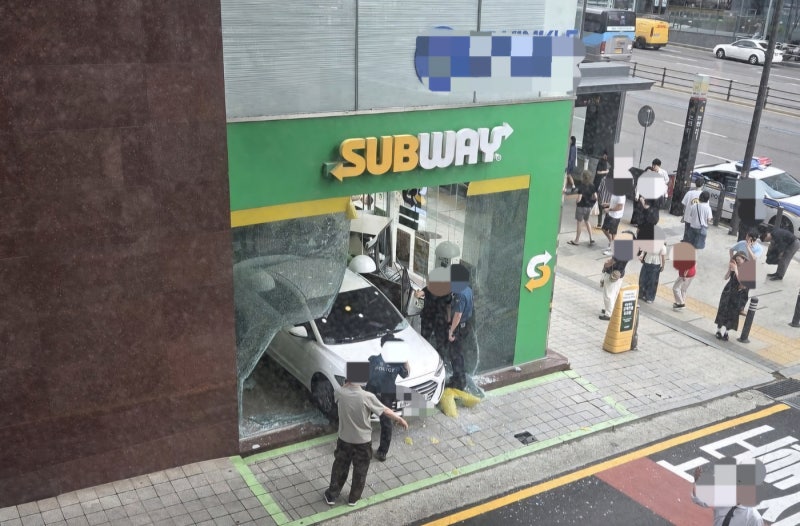 서울 서초구 <b>반포동</b> 써브웨이 매장에 <b>차량 돌진</b>…5명 다쳐